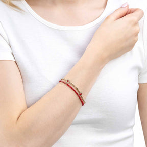 Armband FLORENA rot an Frauenarm getragen, weisses Shirt