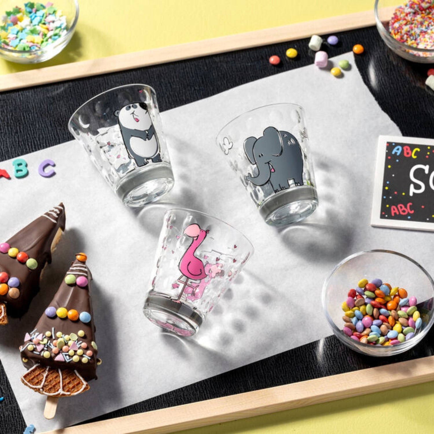 Kinderbecher BAMBINI OPTIC mit Elefanten-Motiv, arrangiert mit bunten Streuseln und Süßigkeiten