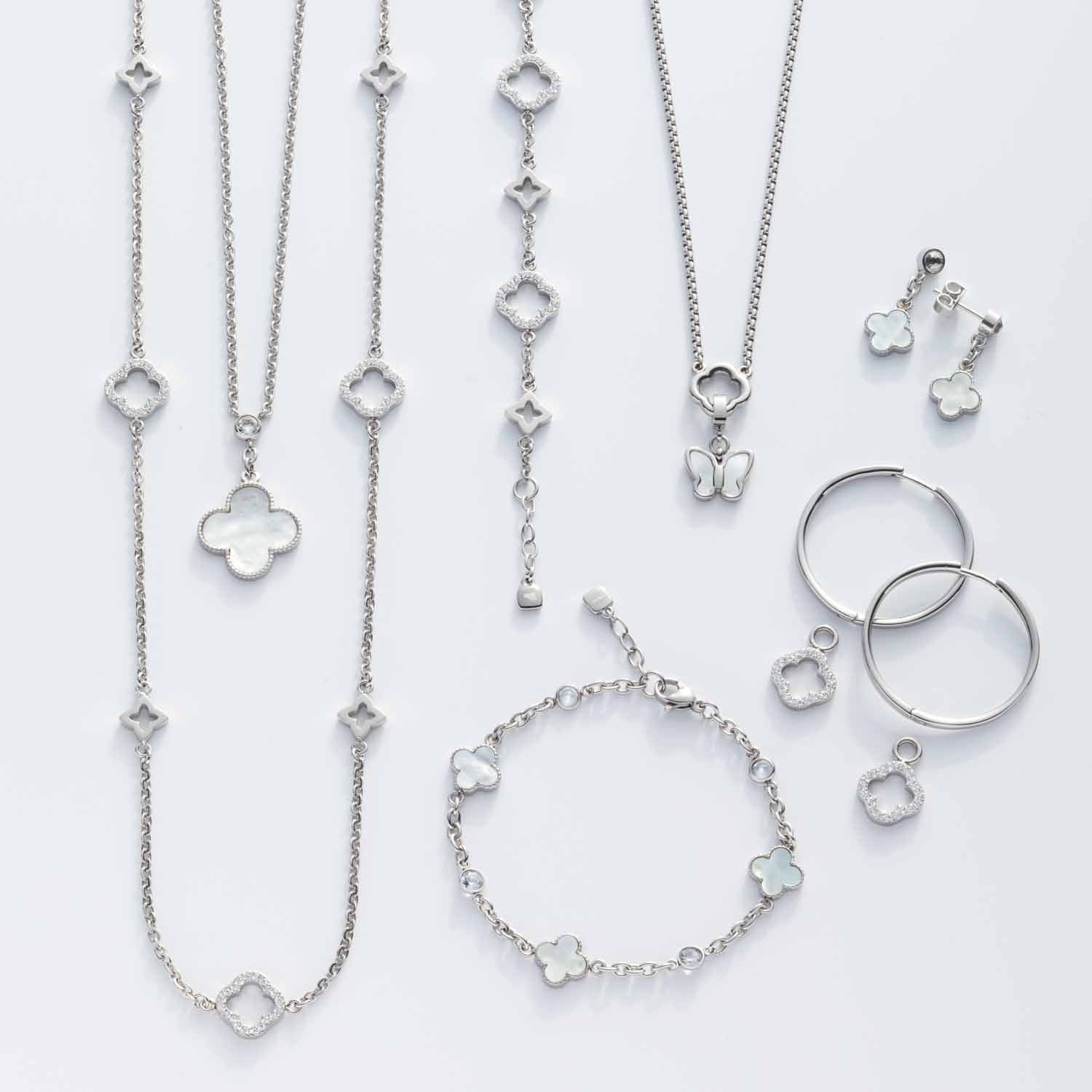 Silberne Creole BRAVO, Halsketten, Armband und Ohrringe auf weißem Hintergrund