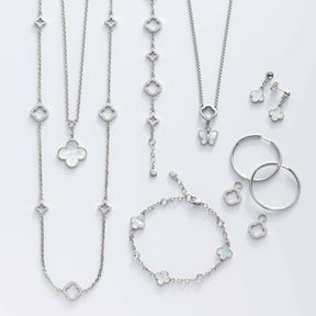 Silberne Creole BRAVO, Halsketten, Armband und Ohrringe auf weißem Hintergrund