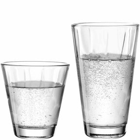Zwei klare Gläser mit Wasser gefüllt, nebeneinander angeordnet