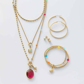Goldene Schmuckstücke mit Glasperlen in Pastellfarben: Halsketten, Ringe, Ohrringe und Armband