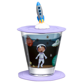 Trinkset BAMBINI AVVENTURA mit Weltall-Motiv, Glasbecher mit Astronaut und Raumschiff, lila Deckel und Untertasse