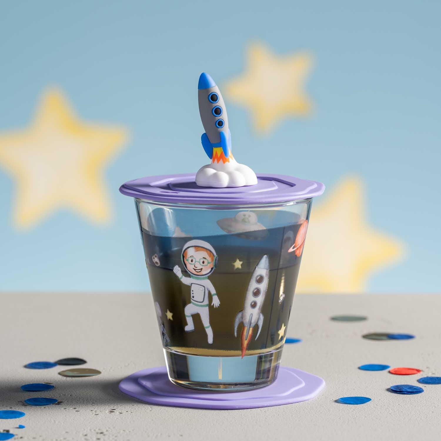 Trinkset BAMBINI AVVENTURA mit Weltall-Motiven auf blauem Hintergrund mit Sternen