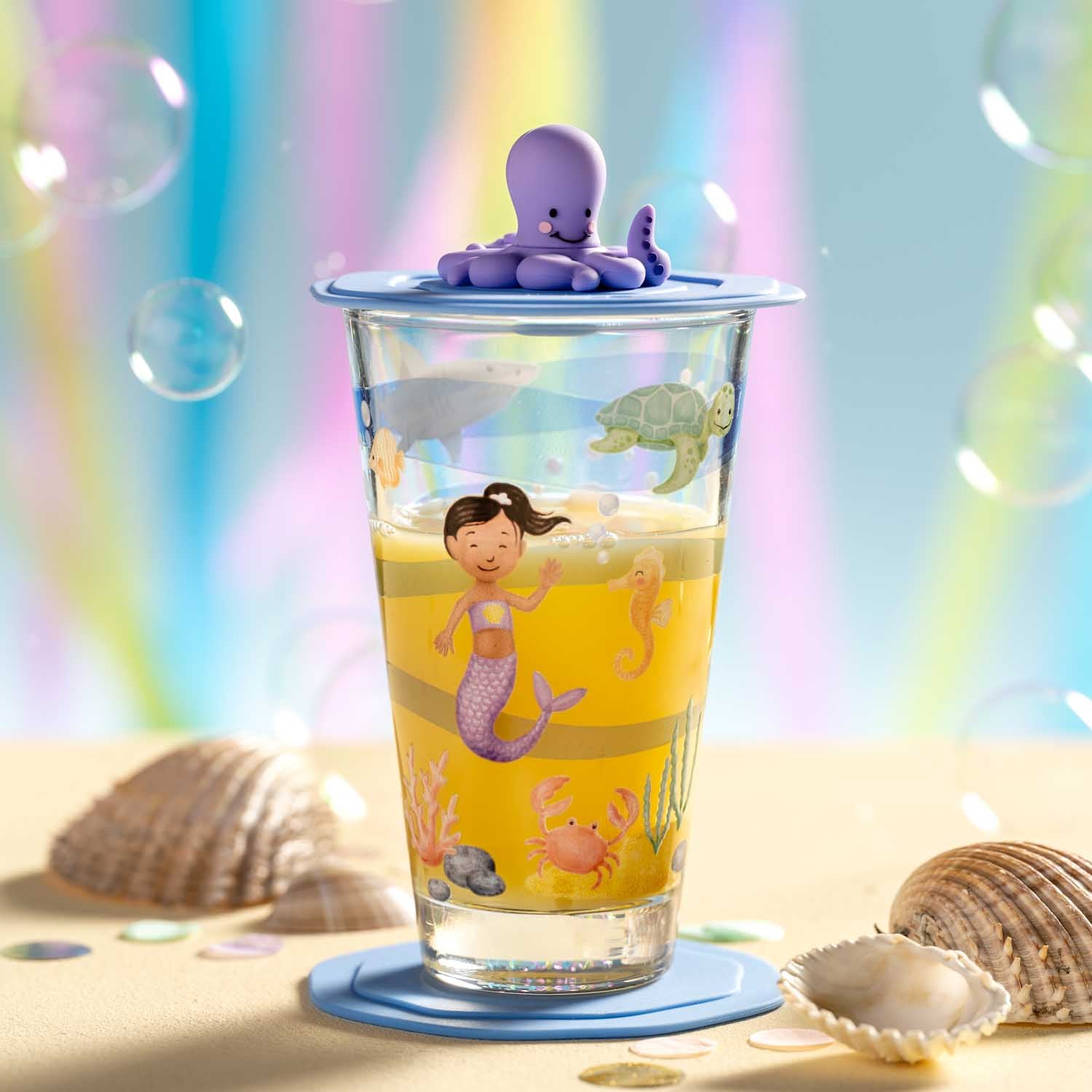 Trinkset BAMBINI AVVENTURA mit Meermotiven auf Sand, Muscheln und buntem Hintergrund