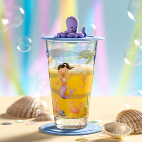 Trinkset BAMBINI AVVENTURA mit Meermotiven auf Sand, Muscheln und buntem Hintergrund