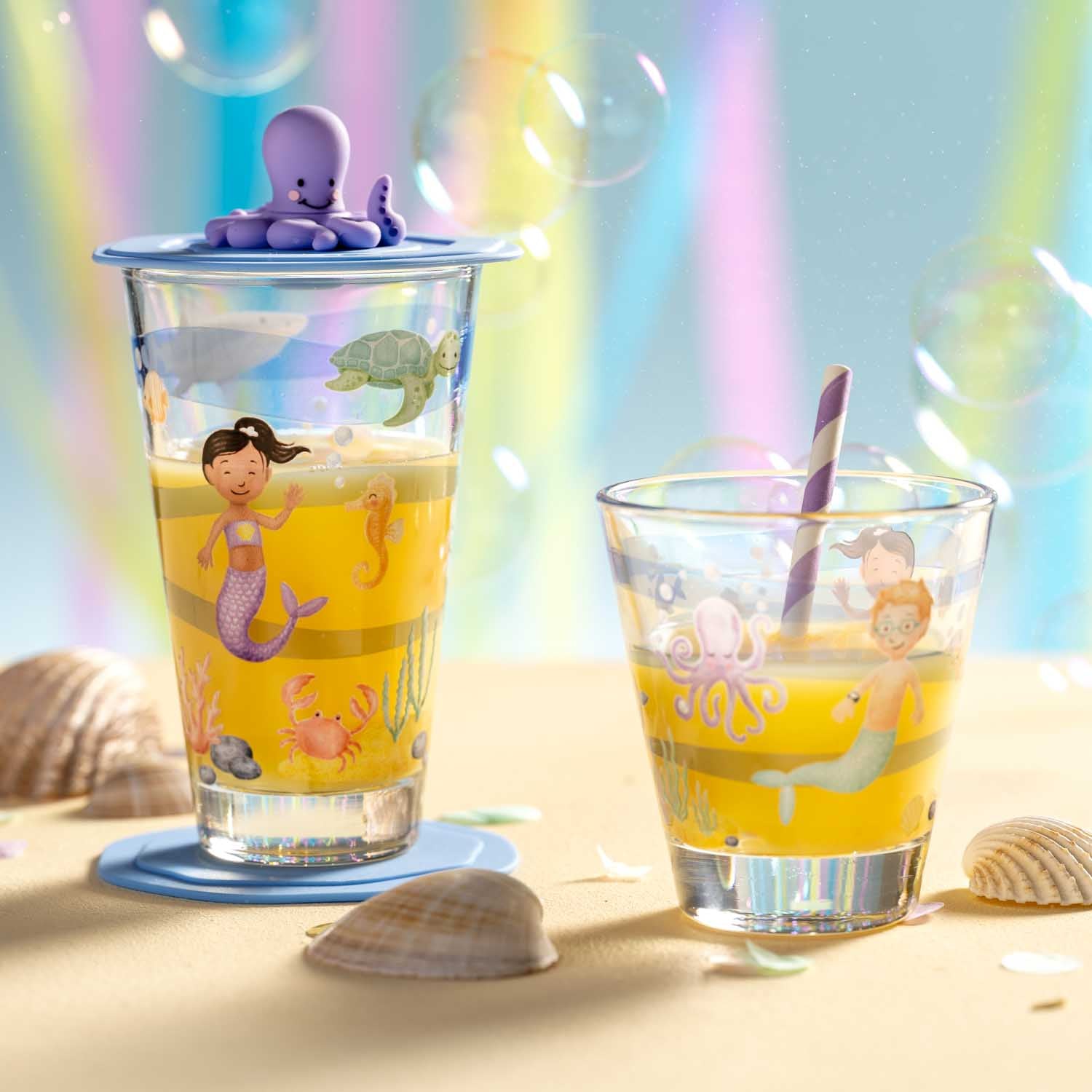 Trinkset BAMBINI AVVENTURA mit Meermotiven auf Sandstrand, Seifenblasen im Hintergrund