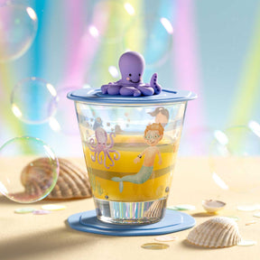 Trinkset BAMBINI AVVENTURA mit Glasbecher, Deckel und Oktopus-Figur, Strandszene mit Muscheln
