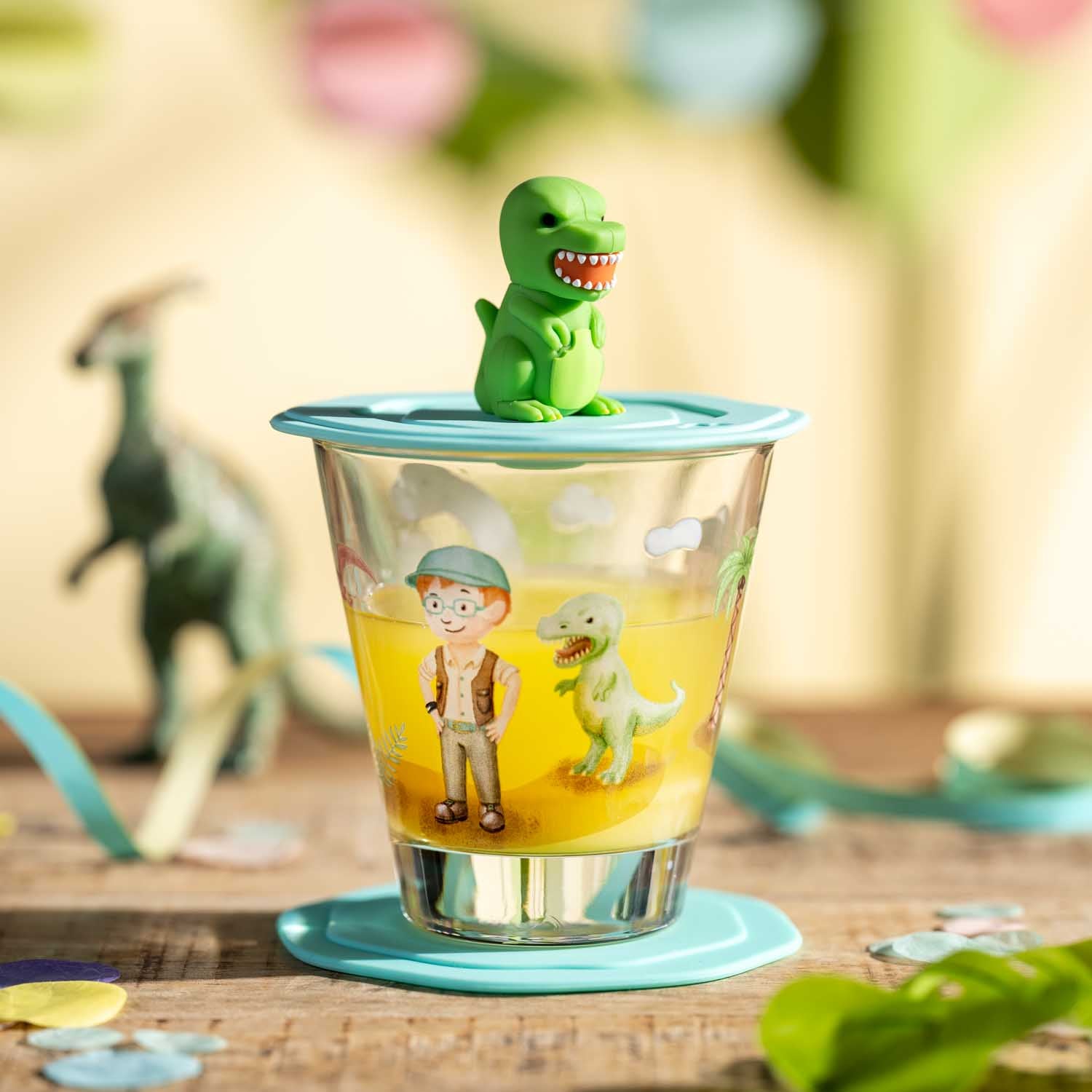 Trinkset BAMBINI AVVENTURA mit Dino-Motiv auf Holztisch, umgeben von Spielfiguren