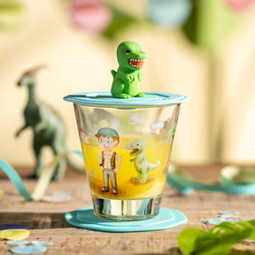 Trinkset BAMBINI AVVENTURA mit Dino-Motiv auf Holztisch, umgeben von Spielfiguren