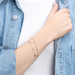 Armband JANNA CIAO silber an Frauenhand, Jeanshemd, weißes Shirt
