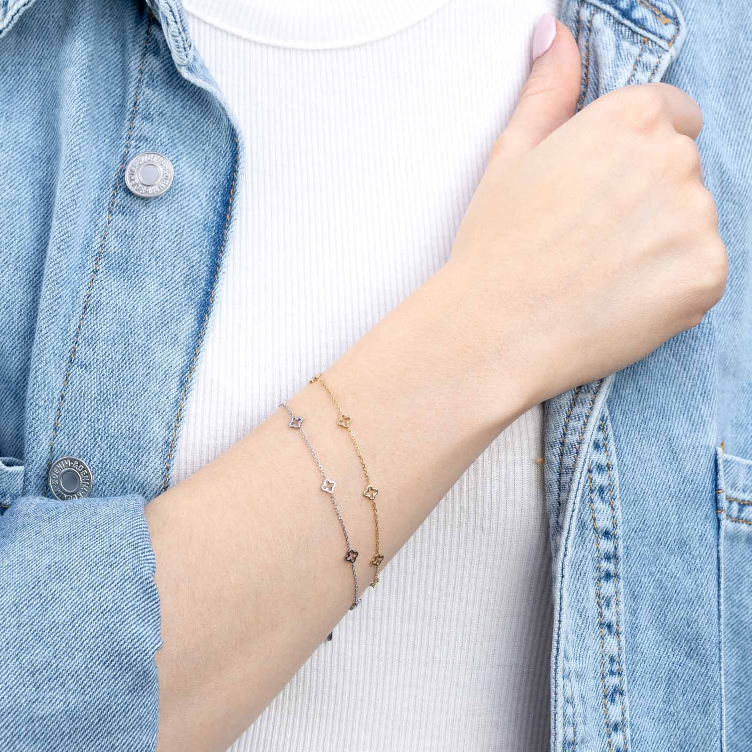 Frau traegt Armband JANNA gold CIAO an Handgelenk, Jeanshemd und weisses Rippshirt