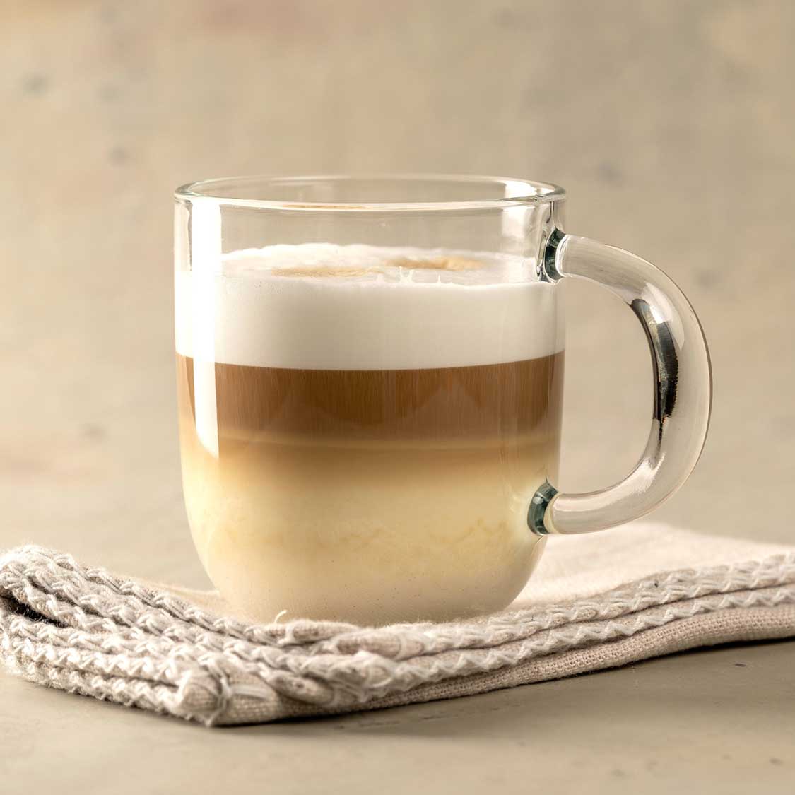 Glastasse MODENA mit Cappuccino, auf Leinentuch