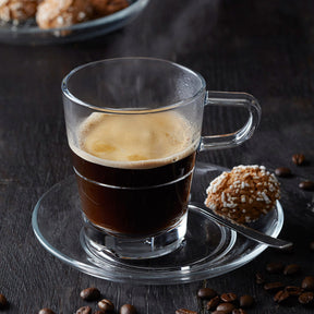 Untertasse SENSO mit Kaffeetasse, Keksen und Kaffeebohnen auf dunklem Untergrund