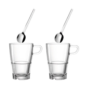 Zwei Latte Macchiato Gläser mit Löffeln nebeneinander
