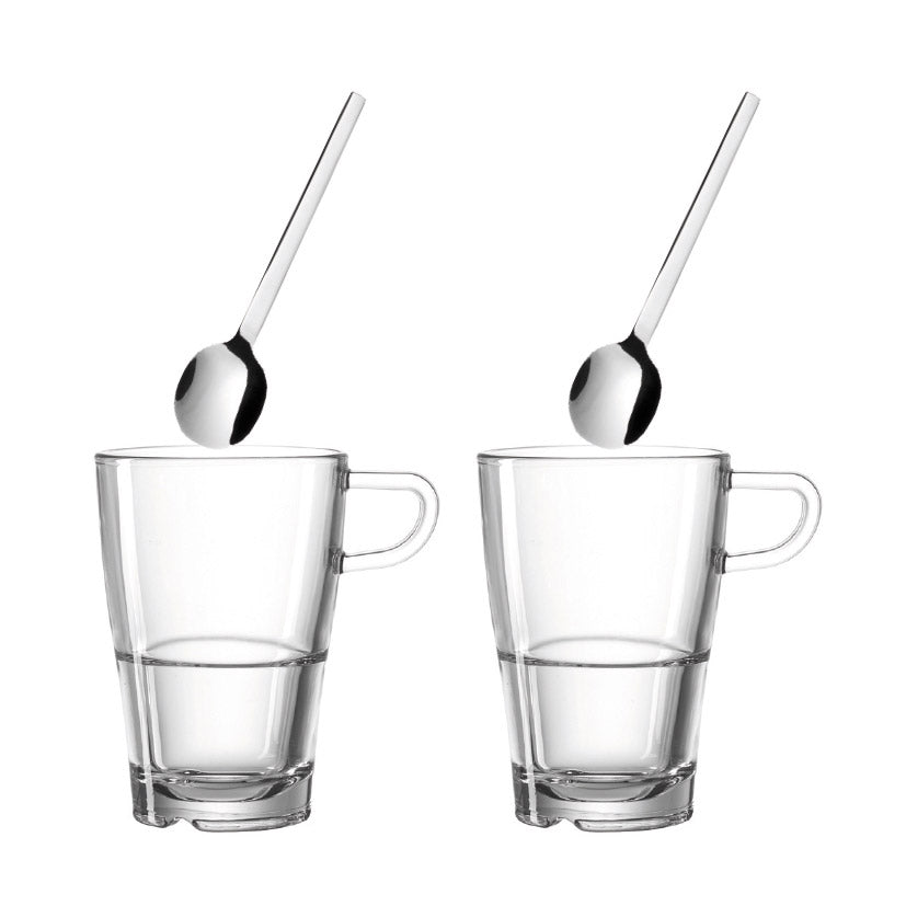 Zwei Latte Macchiato Gläser mit Löffeln nebeneinander