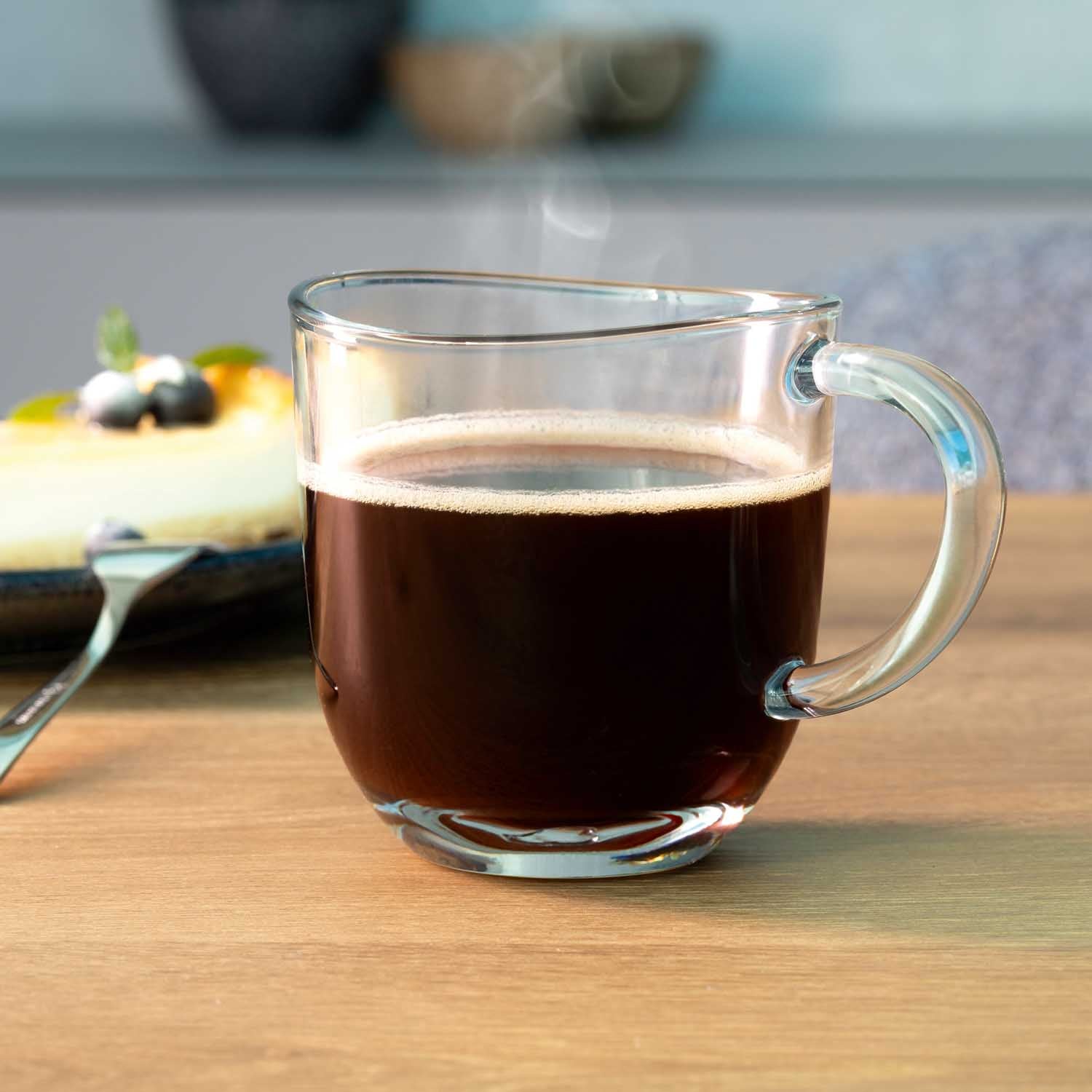 Tasse NAPOLI mit schwarzem Kaffee gefüllt, daneben Gebäck auf Teller