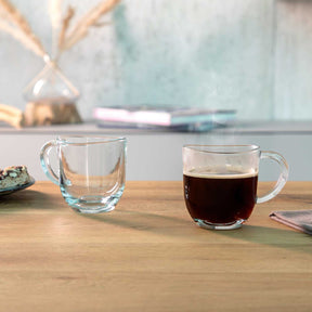Zwei Glastassen NAPOLI auf Holztisch, eine leer, eine mit Kaffee gefüllt