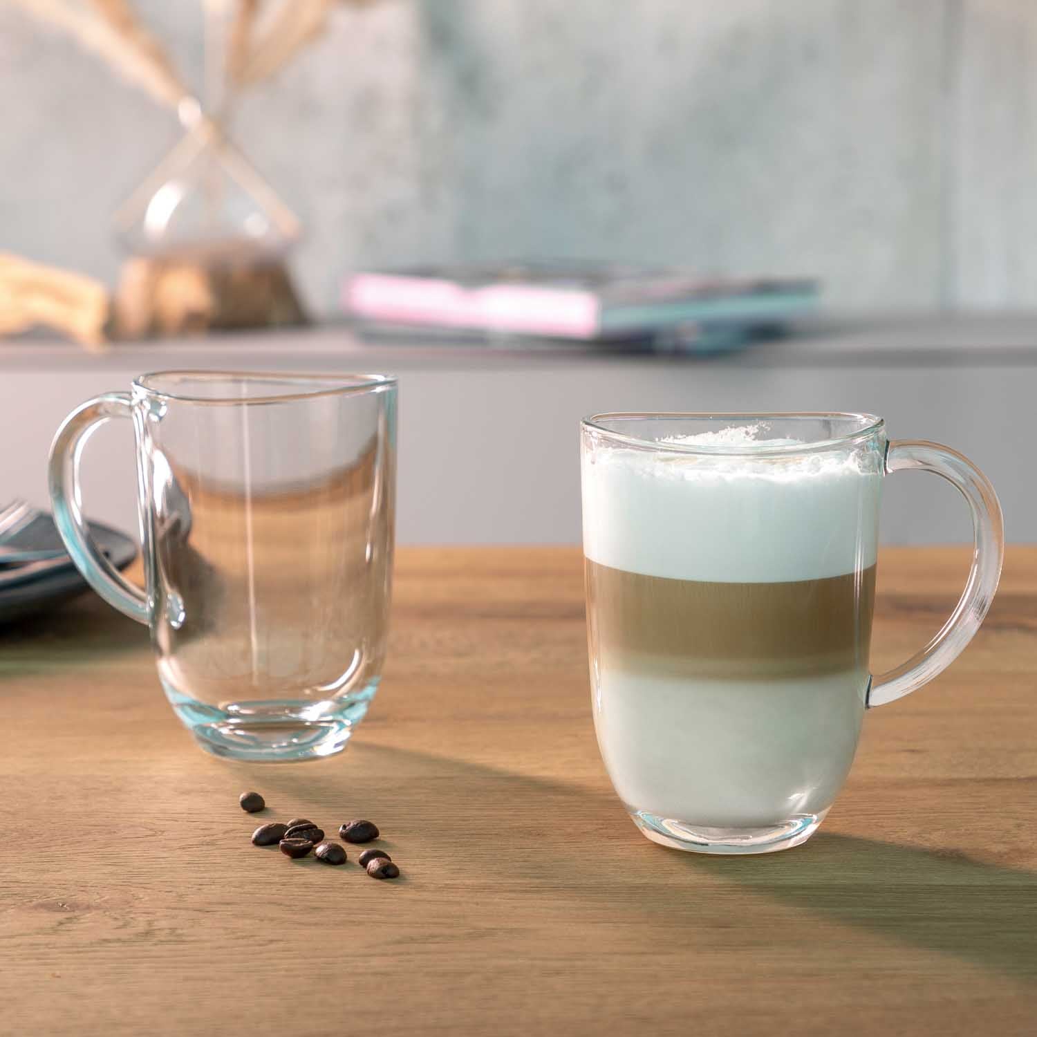 Zwei Latte Macchiatotassen NAPOLI mit Schichtgetränk auf Holztisch, Schreibtischumgebung