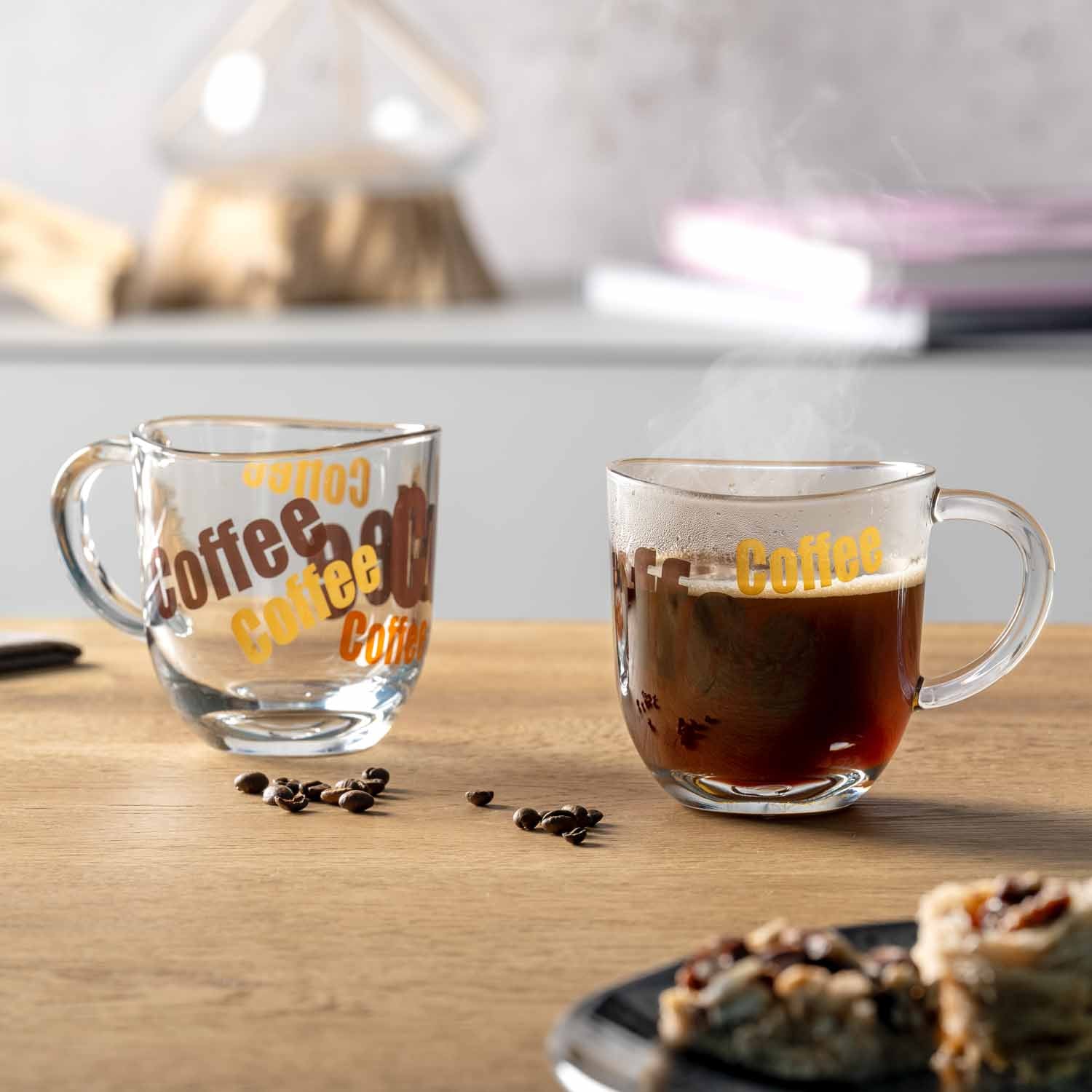 Zwei Glastassen NAPOLI mit Kaffee-Schriftzug, Kaffebohnen, Tisch-Szene