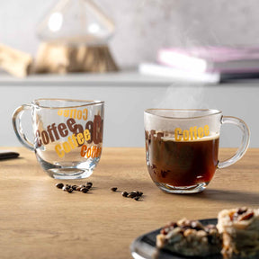 Zwei Glastassen NAPOLI mit Kaffee-Schriftzug, Kaffebohnen, Tisch-Szene