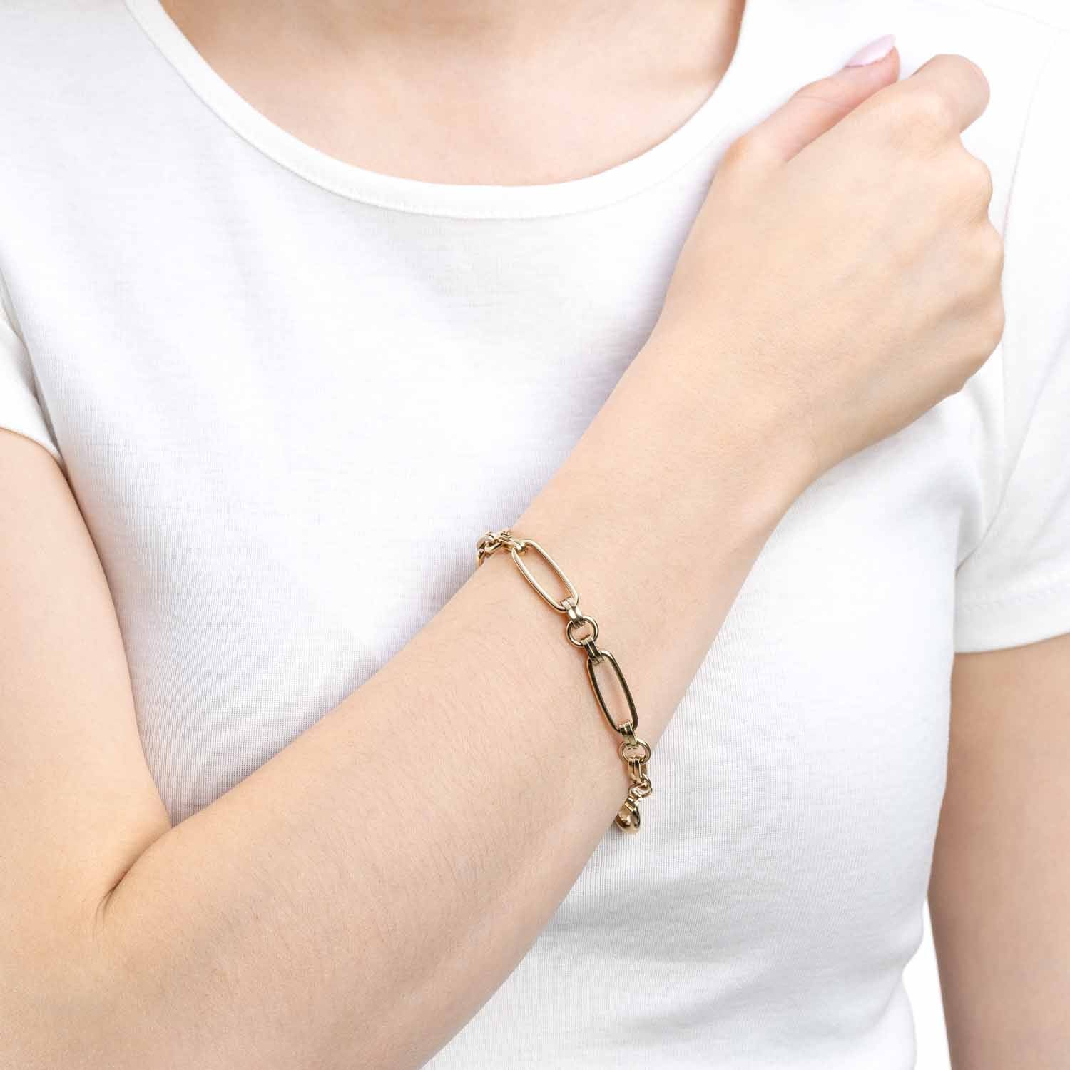 Frau traegt goldenes Armband MATHILDE Clip & Mix am Handgelenk