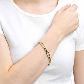 Frau traegt goldenes Armband MATHILDE Clip & Mix am Handgelenk