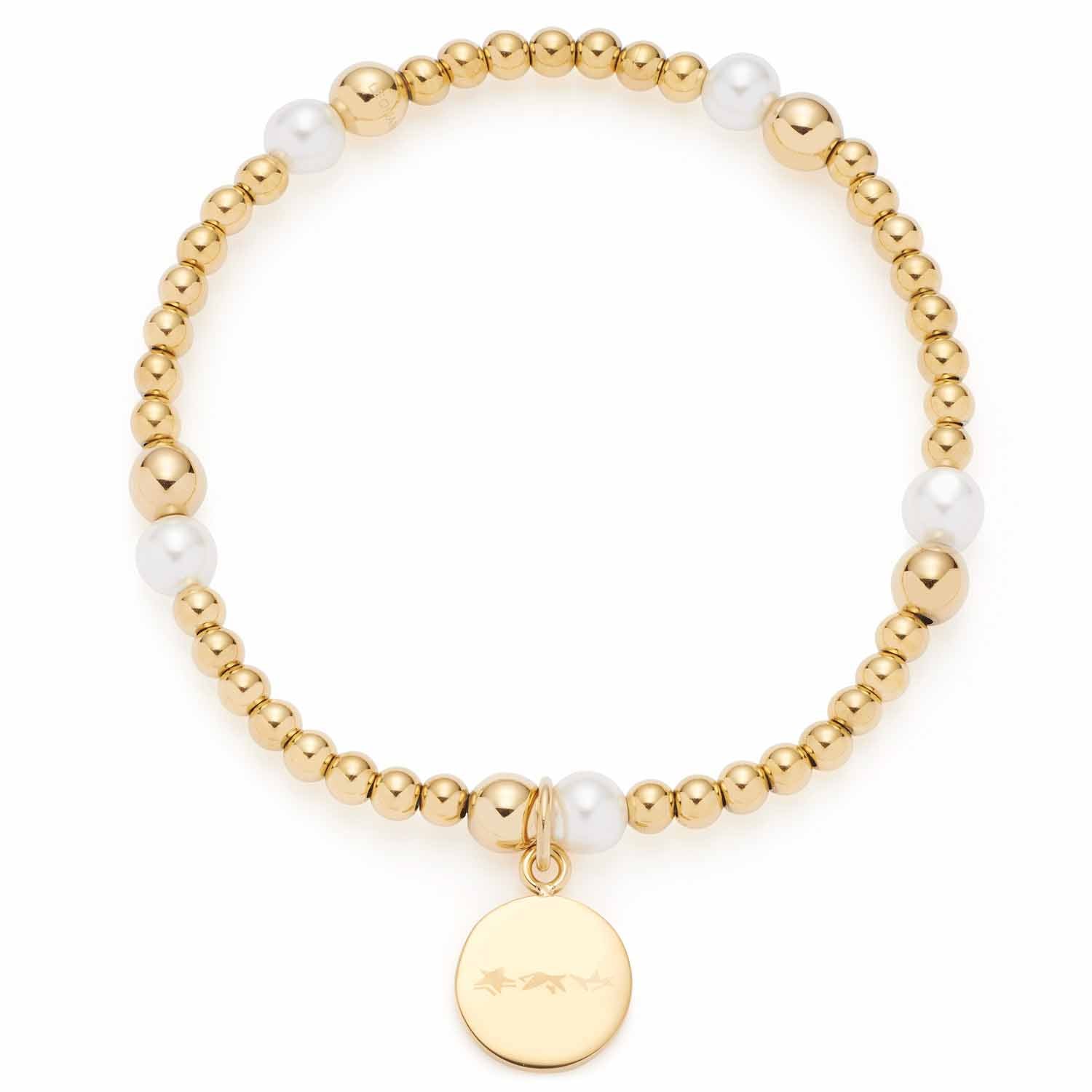 Armband MATHILDE gold mit Perlen und Münzanhänger auf weißem Hintergrund