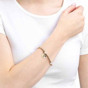 Armband MATHILDE gold an Frauenhand getragen, weißes Shirt