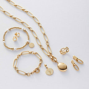 Goldener Schmuck: Armband MATHILDE, Ketten, Ohrringe und Ring auf weißem Untergrund