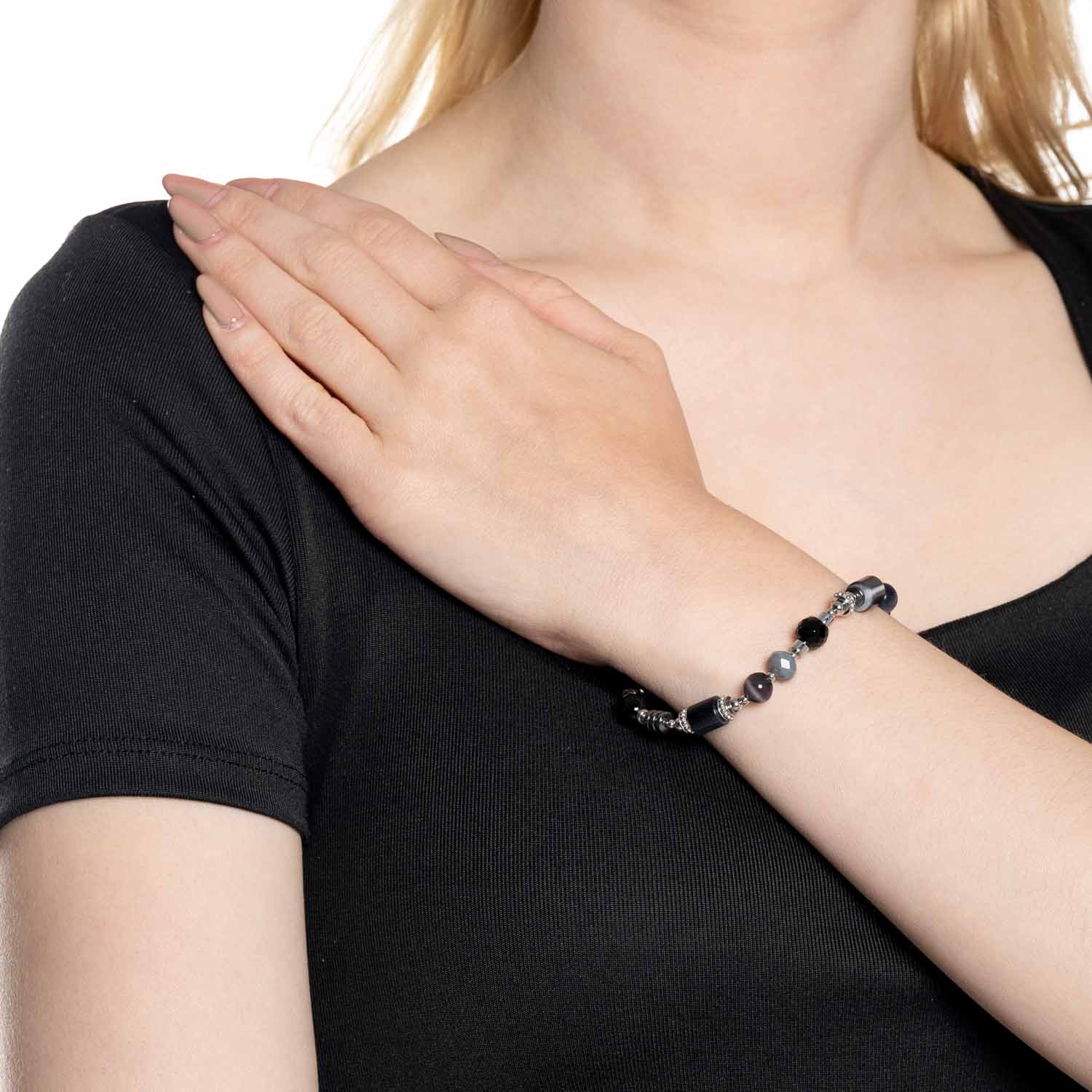 Armband CASORIA silber an Frauenhand getragen, schwarzes Shirt