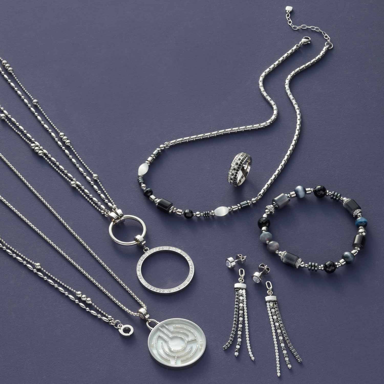 Armband CASORIA silber mit Schmuckkollektion auf violettem Hintergrund