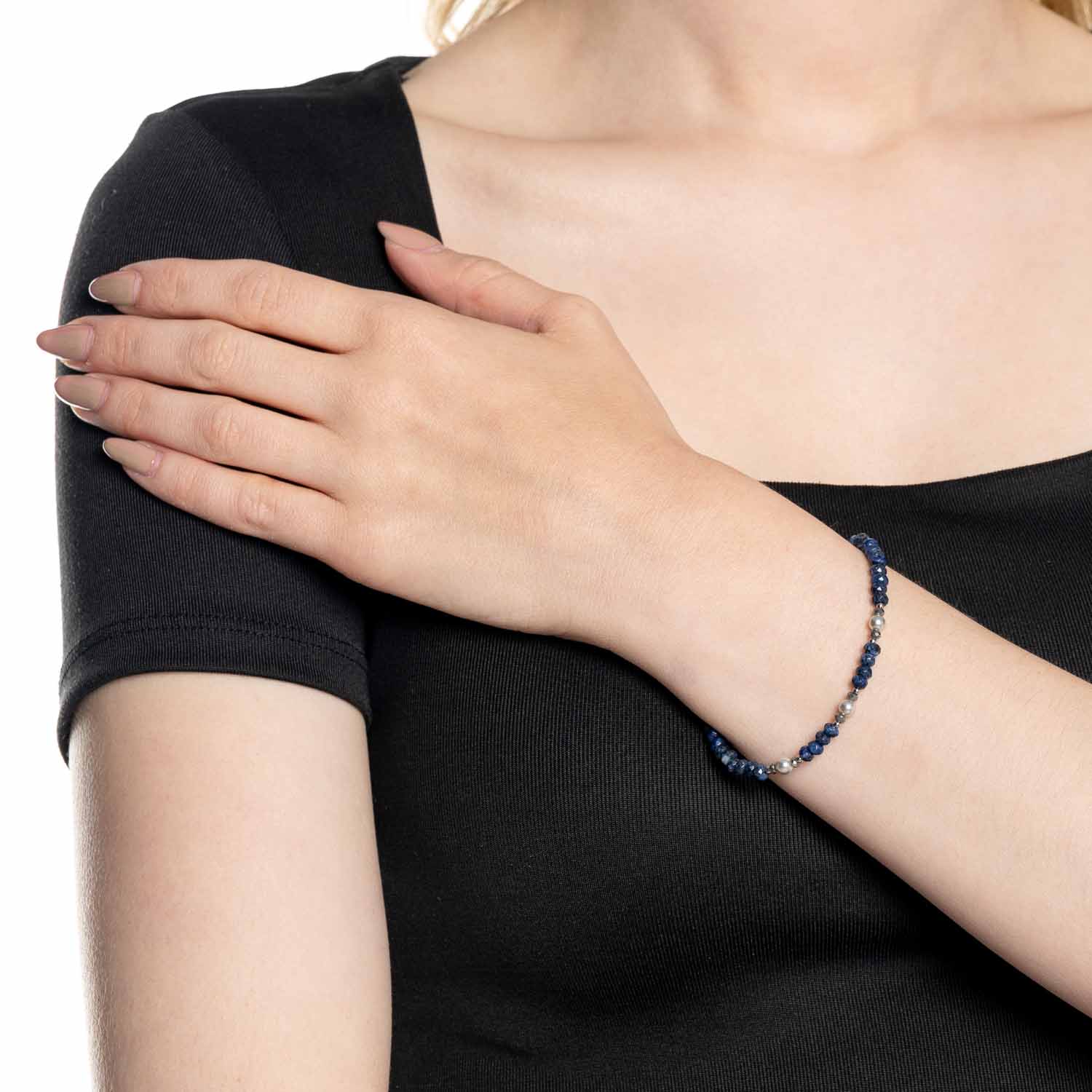 Frau traegt Armband ANJANA am Handgelenk, schwarzes Top