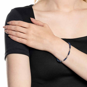 Frau traegt Armband ANJANA am Handgelenk, schwarzes Top