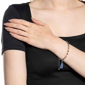 Frau traegt Armband BABSI mehrfarbig am Handgelenk mit blauem Anhaenger