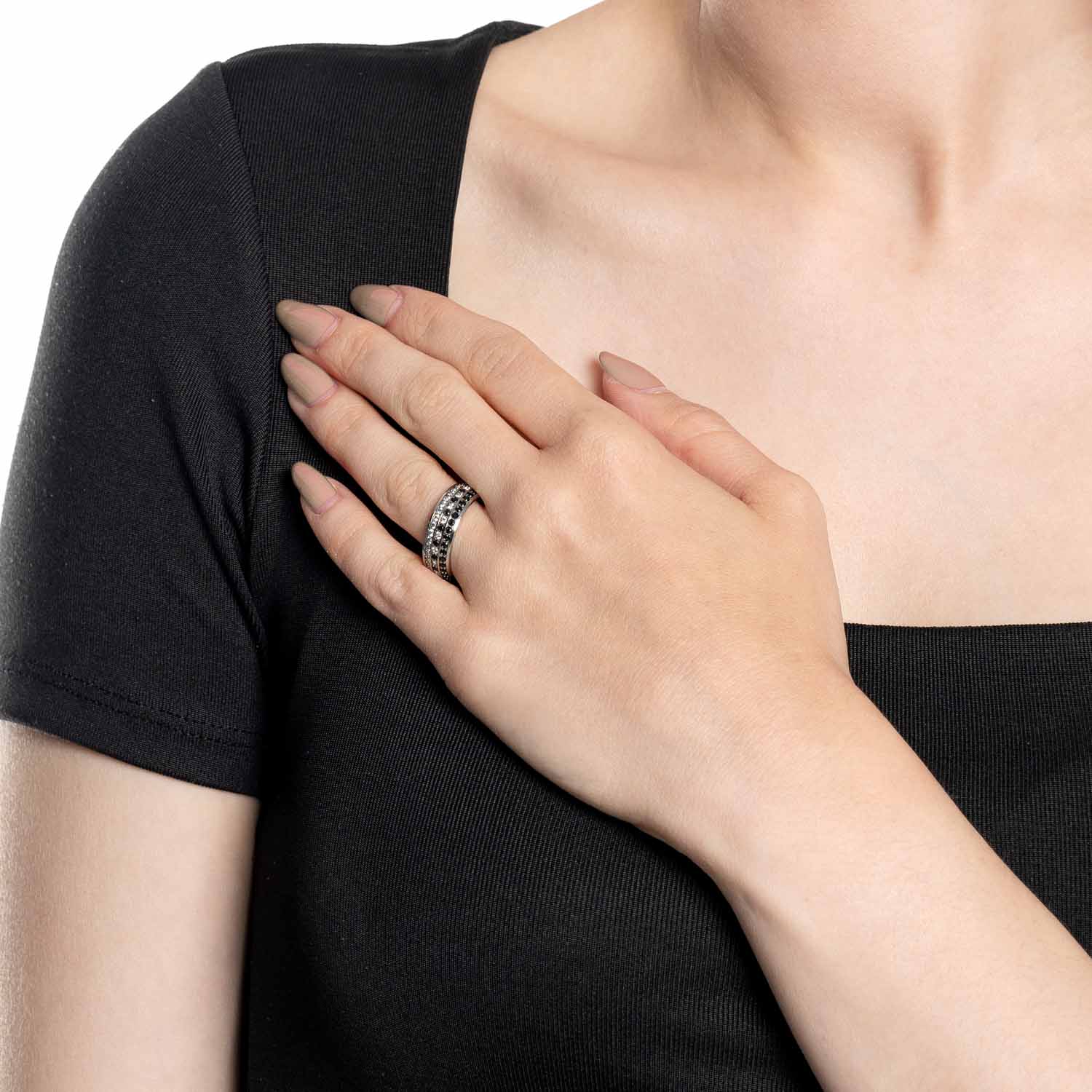 Frau traegt Ring ATURA 18 an der Hand, schwarzes Shirt