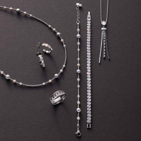 Schmuckkollektion mit Ring ATURA 21, Halsketten, Armband und Ohringen aus Glas auf grauem Untergrund