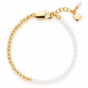 Armband LUCINDA gold mit goldfarbenen und weißen Perlengliedern, Karabinerverschluss und Anhänger