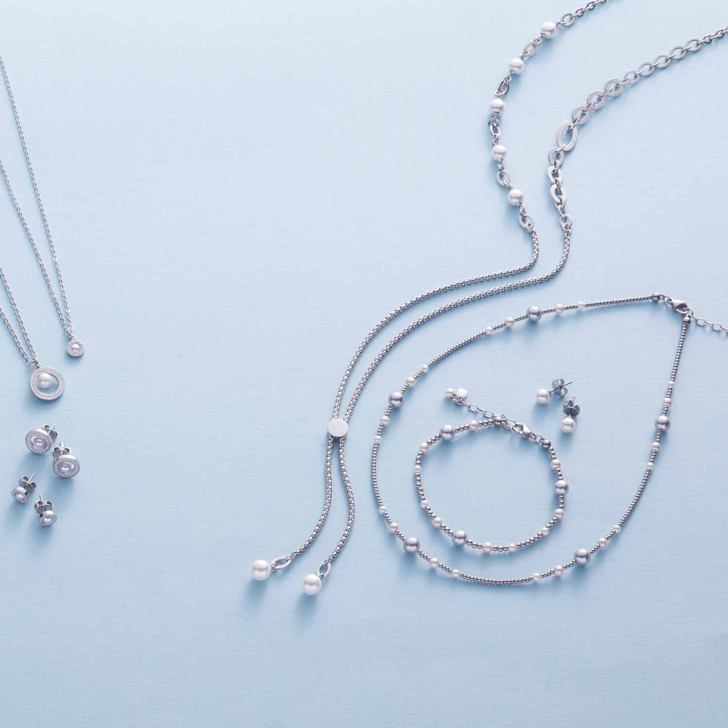 Halskette ELSANA mit Perlen und Glas-Elementen, Armbänder und Ohrringe auf hellem Untergrund