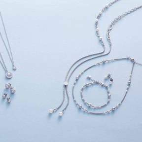 Halskette ELSANA mit Perlen und Glas-Elementen, Armbänder und Ohrringe auf hellem Untergrund