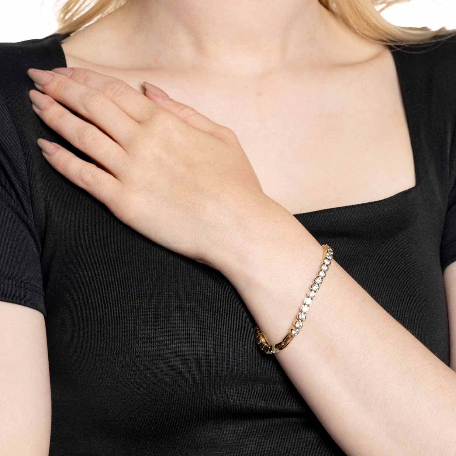 Frau trägt Armband CREMONA gold am Handgelenk