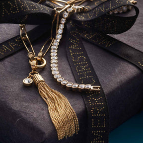 Armband CREMONA gold mit Quaste auf schwarzem Geschenkband