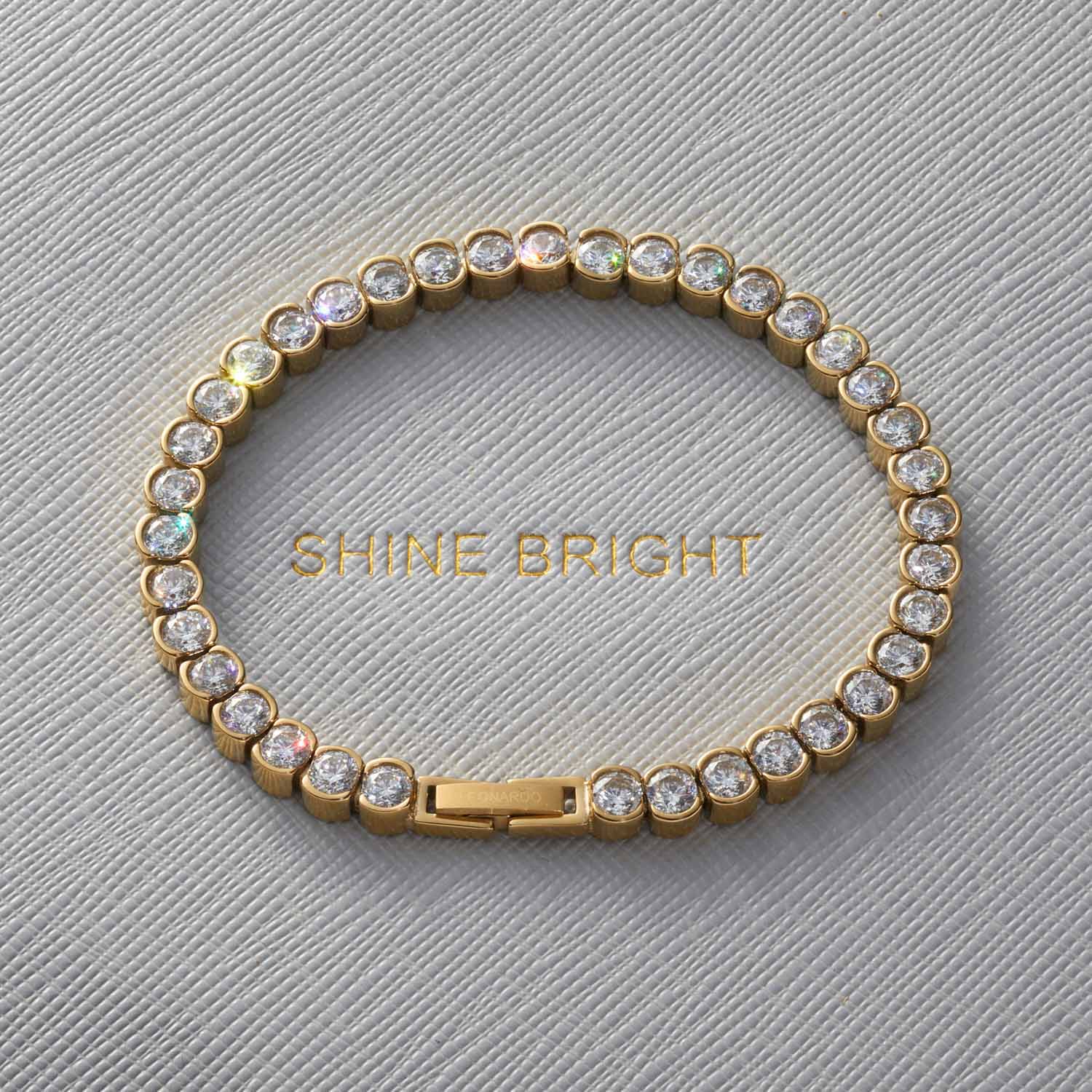 Armband CREMONA gold mit Zirkonia-Steinen auf grauem Untergrund
