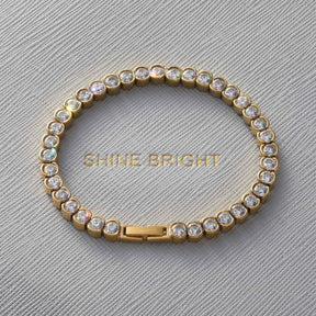 Armband CREMONA gold mit Zirkonia-Steinen auf grauem Untergrund