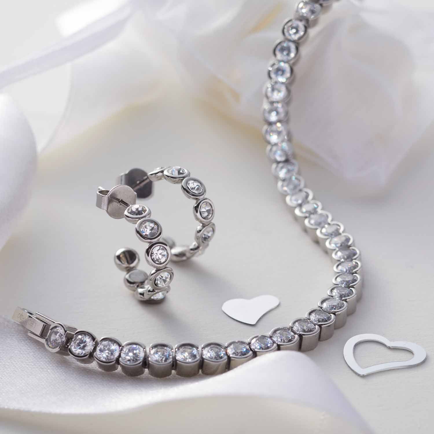 Ohrstecker CREMONA silber und Armband mit Zirkonia auf weißem Untergrund