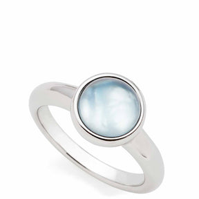 Ring BEA 17 grau blau mit rundem Glaskabochon auf weißem Untergrund