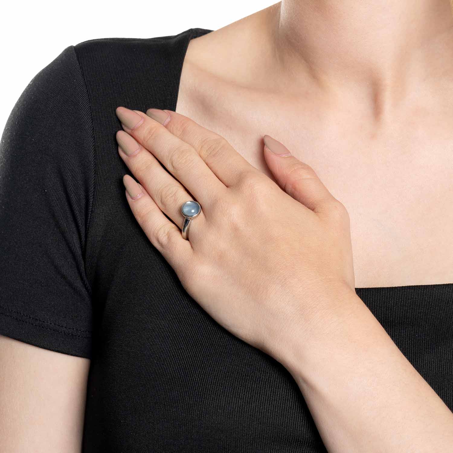 Frau traegt Ring BEA 18 grau blau an der Hand auf schwarzem Oberteil