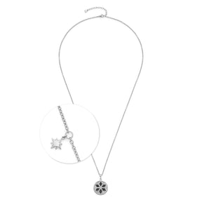 Halskette BIELLA mit Blüten-Anhänger und Stern-Charm, Detailansicht des Anhängers