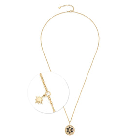 Halskette BIELLA mit Blütenanhänger und Stern-Charm-Detail, goldfarben