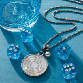 Halskette JOY silber mit Anhänger, blaue Würfel und Glas mit Glitzer auf blauem Untergrund